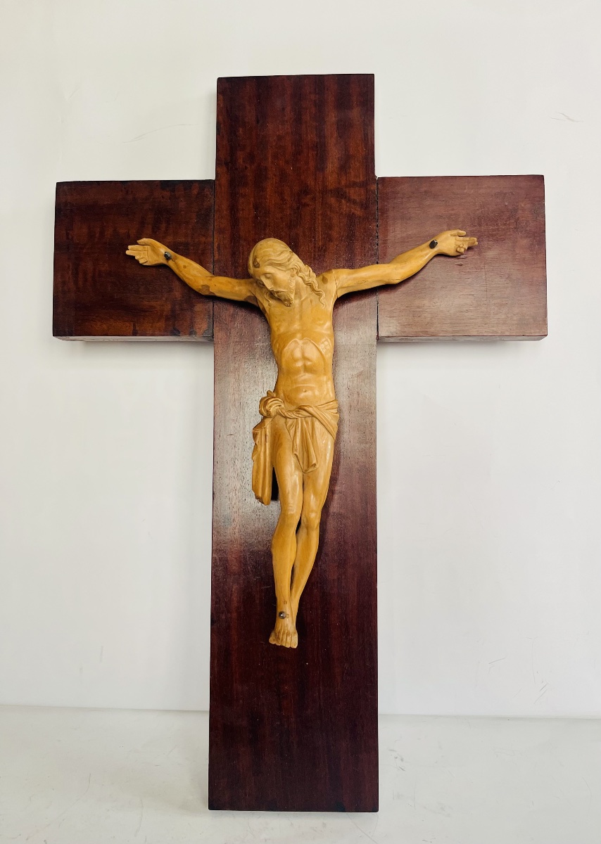 Crucifix en acajou et buis 